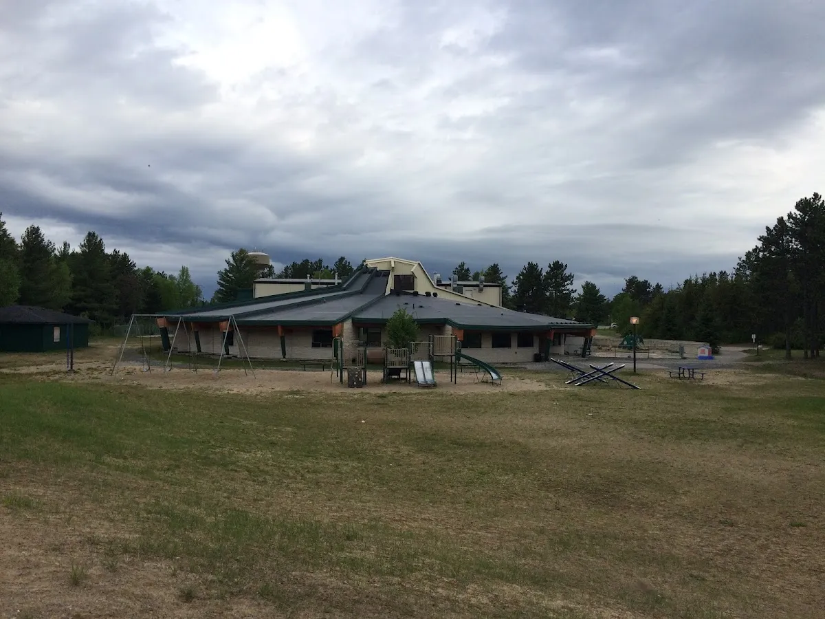 Migisi Sahgaigan School campus photo 2